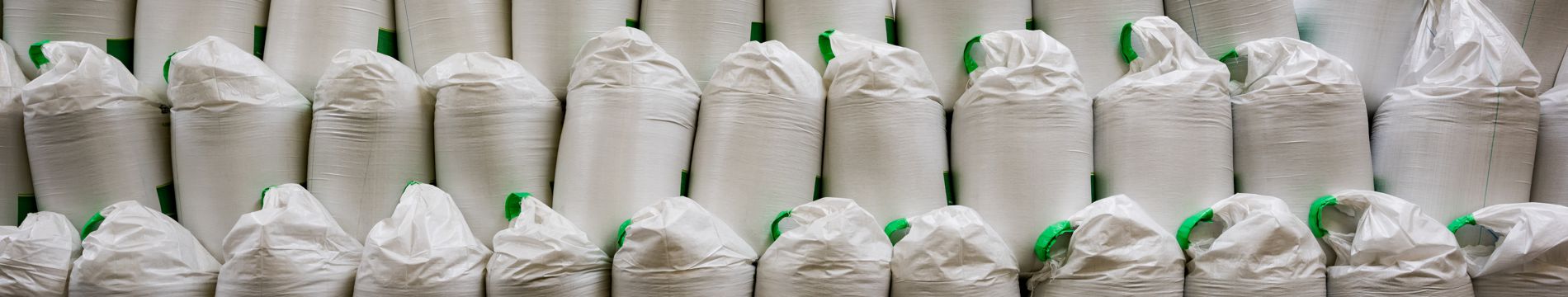 Viele Big Bags nebeneinander