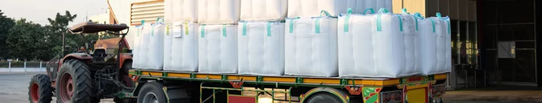 Big Bags auf Anhänger eines Traktors
