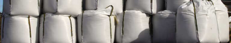 Formstabiler Q-Bag im Vergleich zu einem herkömmlichen, runden Big Bag beim Befüllen.