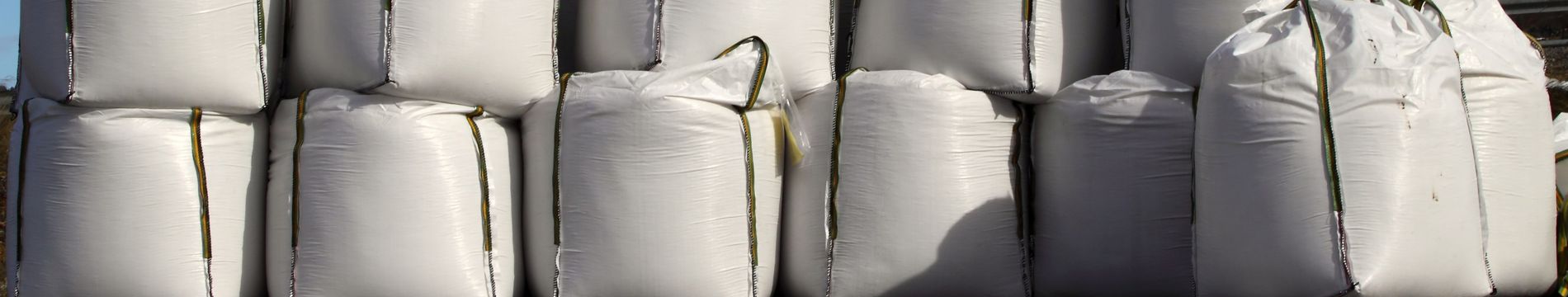 Formstabiler Q-Bag im Vergleich zu einem herkömmlichen, runden Big Bag beim Befüllen.