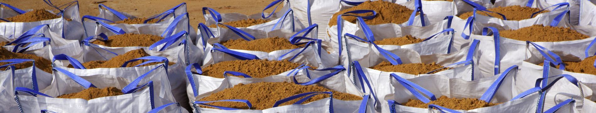 Recycelbare Big Bags aus Polypropylen auf einem Lagerplatz - nachhaltige Verpackungslösung.