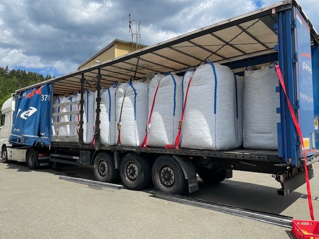 Sicher verladene Big Bags auf einem Lkw mit Gurten und Paletten im Transport.